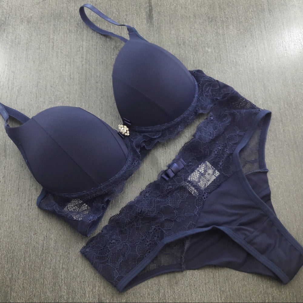 Conjunto de Lingerie com Bojo e Detalhes de Renda - Moda íntima